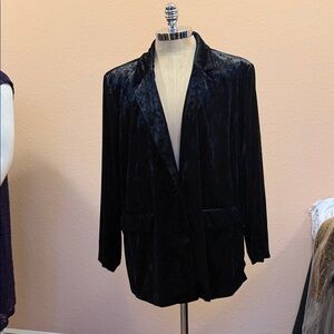 Chic Black Velvet Women's Blazer